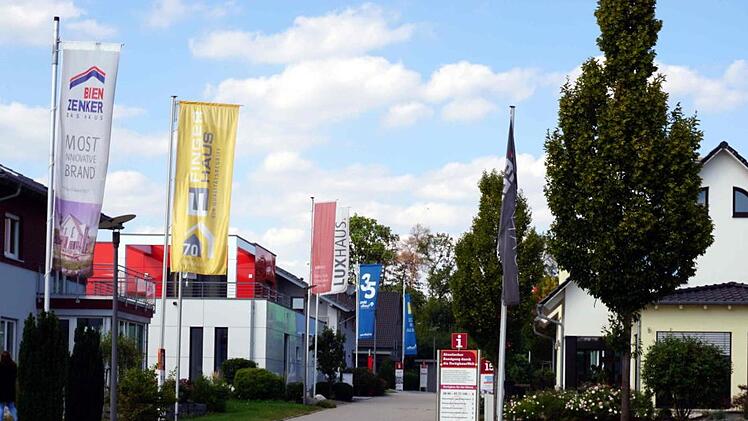 In der Fertighauswelt können 19 voll ausgestattete Häuser besichtigt werden.    Foto: Richard Sänger