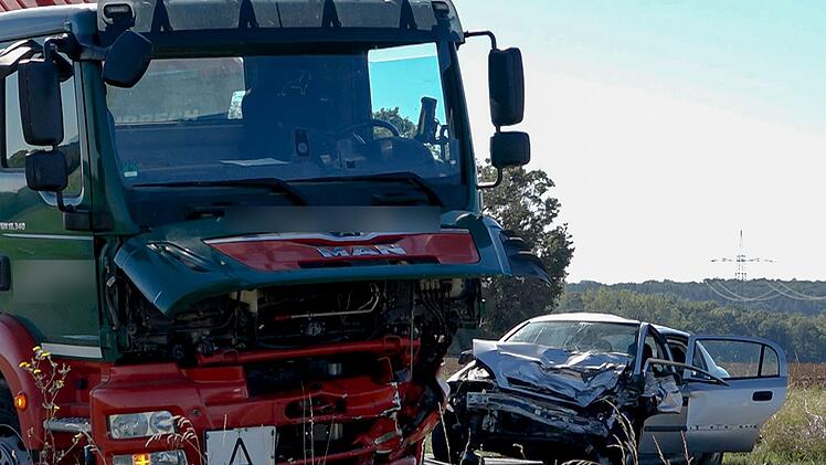 T&ouml;dlicher Verkehrsunfall in Sommerhausen: Opel mit Lastwagen kollidiert