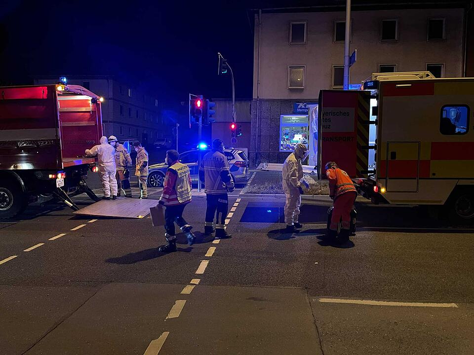 Nach Unfall mit Intensivtransportwagen: Beatmeter Corona-Patient muss auf offener Straße umgelagert werden