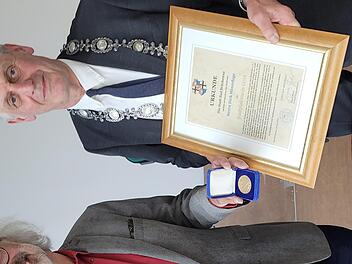 Auszeichnung für 35 Jahre Engagement: Der stellvertretende Bürgermeister Jürgen Pfister (rechts) ehrte Dirk Hönerlage mit einer Urkunde und der Stadtplakette in Gold.