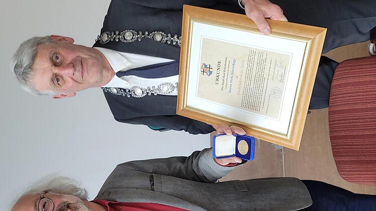 Auszeichnung für 35 Jahre Engagement: Der stellvertretende Bürgermeister Jürgen Pfister (rechts) ehrte Dirk Hönerlage mit einer Urkunde und der Stadtplakette in Gold.
