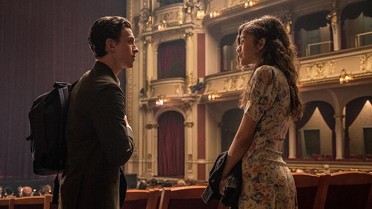 Peter (Tom Holland) will seiner Freundin MJ (Zendaya) seine Liebe gestehen, traut sich aber nicht wirklich.