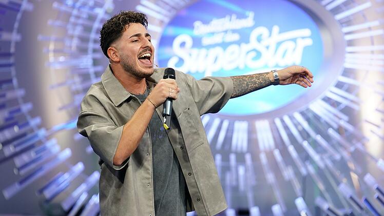 Das war knapp. Bei Dario Manna (31) aus Pforzheim war sich die Jury uneins. Im Sing-Off &uuml;berzeugte er aber und bekam den Recall-Zettel.