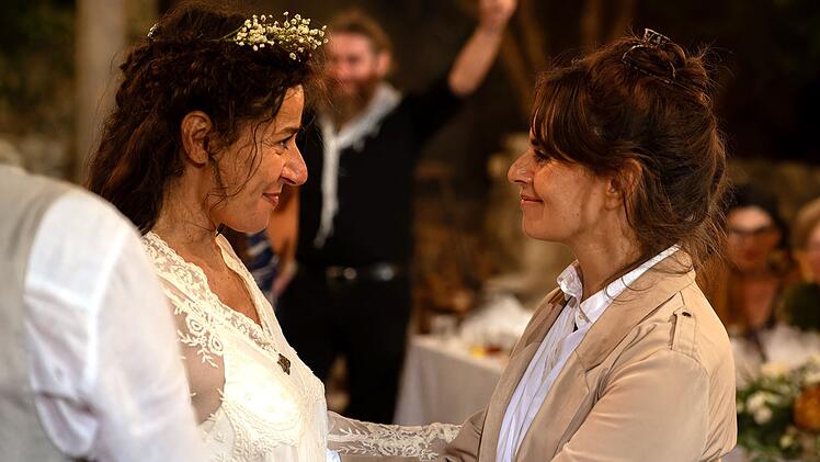 Eleni (Naomi Krauss, rechts) konnte Niki (Sotiria Loucopoulos) nicht aufwachsen sehen. Umso mehr freut sie sich, sie jetzt kennenzulernen und ihre Hochzeit mit ihr zu feiern.