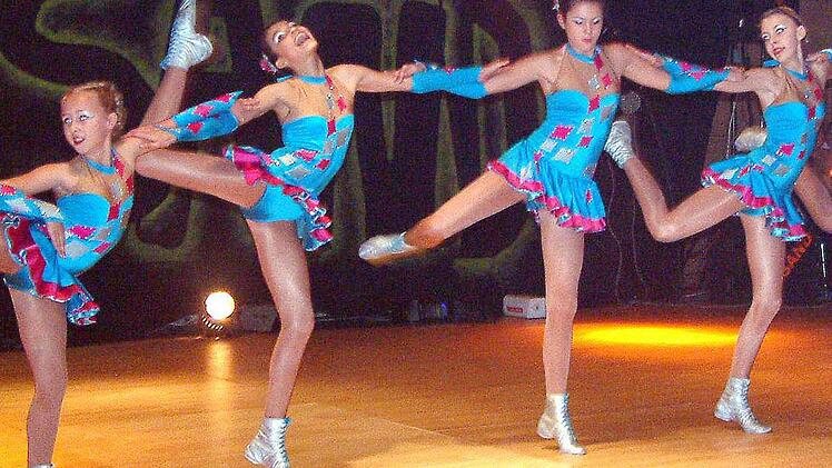 Die "Sweet Chillis"-Tanzgarde bewegte sich über das Parkett, dass es eine Freude war, ihnen zuzusehen. Alle Fotos: Alfons Beuerlein