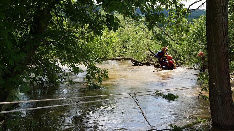 Die Wasserwacht versucht die Boote zu bergen.