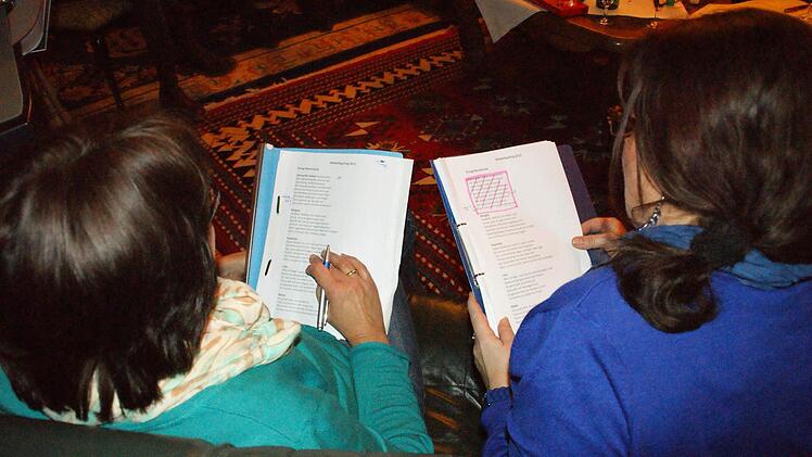 Immer wieder wird bei den Proben von der Weiberfaschingscrew noch an den Texten gefeilt.