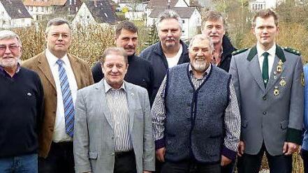 Viele Vereinsvertreter feierten mit Kurt Ködel (vorne, Mitte) dessen 75. Geburtstag. Foto: Dieter Hübner