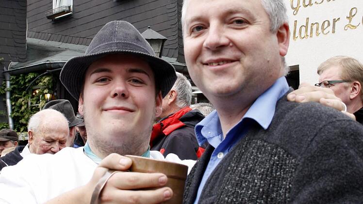 Mit dem Bier aus dem "Blech" bedienten die Kermeskellner die Gäste in Lauenstein, hier Kellner Kevin Bonke und Stefan Heyder.