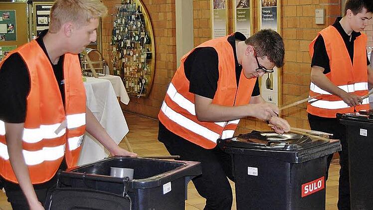 Die Gruppe KissPercussiva der Bad Kissinger Musikschule umrahmte die Amtseinführung von Karin Maywald an der Berufsschule musikalisch. Sie nutzte dabei Mülltonnen als Rhythmusinstrumente. Fotos: Sigismund von Dobschütz