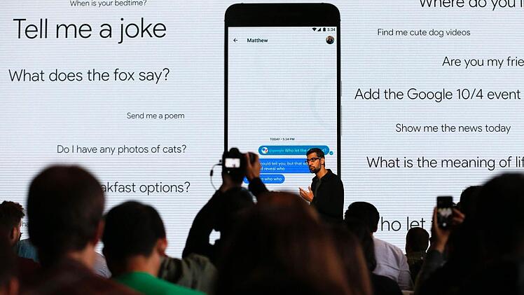 Googlechef Sundar Pichai bei seiner Eröffnungsrede  Foto: John G. Mabanglo, dpa