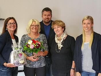 Bürgermeisterin Brigitte Meyerdierks (4.v.l.), Personalratsvorsitzende Dagmar Feller (links), Fachbereichsleiter Michael Worschech (3.v.l.) und Christine Kleinheinz, Leiterin des Bürgerbüros und Standesbeamtin (rechts), verabschiedeten Silvia Seitz (2.v.l.).  Foto: Silvia Reinelt