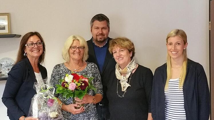 Bürgermeisterin Brigitte Meyerdierks (4.v.l.), Personalratsvorsitzende Dagmar Feller (links), Fachbereichsleiter Michael Worschech (3.v.l.) und Christine Kleinheinz, Leiterin des Bürgerbüros und Standesbeamtin (rechts), verabschiedeten Silvia Seitz (2.v.l.).  Foto: Silvia Reinelt