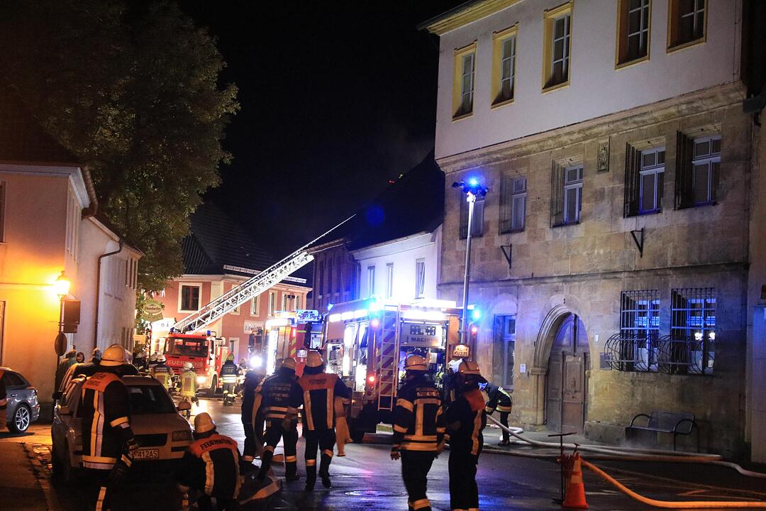 Dachstuhl in Flammen - Großeinsatz für Feuerwehr