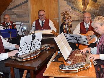 Die "Stubenmusik Rothenkirchen" bei der "Fränkischen Weihnacht" in Kronach  Foto: Karl-Heinz Hofmann