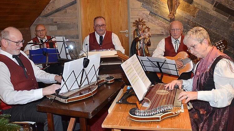 Die "Stubenmusik Rothenkirchen" bei der "Fränkischen Weihnacht" in Kronach  Foto: Karl-Heinz Hofmann
