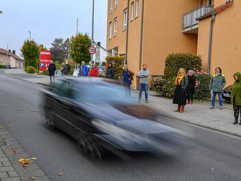 Die Anwohner der Caspersmeyerstraße wollen Autofahrer an einem Aktionstag zur Einhaltung von Tempo 30 mahnen. Foto: Ronald Rinklef