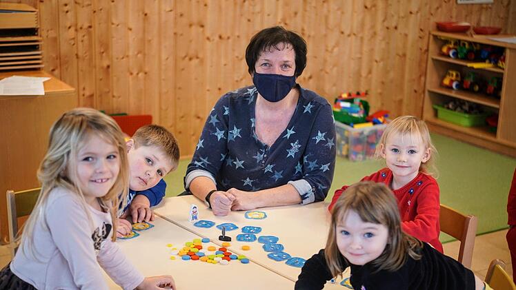 Bunte Steinchen, schwarz-weißes Schreiben: Die Kinder des Rosenberg-Kindergarten kriegen nicht viel davon mit, was Leiterin Birgit Kestel zur Zeit mit den Eltern abklären muss.Foto: Bastian Sünkel