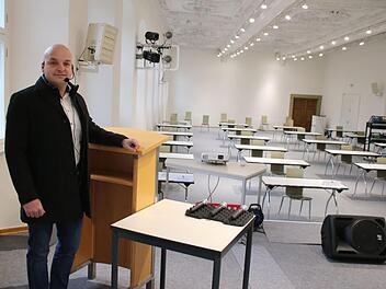 Bürgermeister Michael Kastl hat in der Alten Aula beste Voraussetzungen für Ausschuss- und Stadtratssitzungen schaffen lassen. Neben einer Lautsprecheranlage mit Monitoren sorgt ein neuer Teppichbelag für bessere Akustik. Foto: Thomas Malz