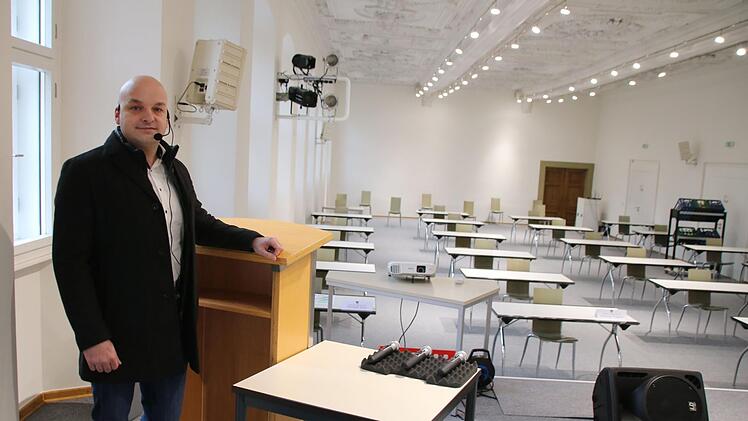 Bürgermeister Michael Kastl hat in der Alten Aula beste Voraussetzungen für Ausschuss- und Stadtratssitzungen schaffen lassen. Neben einer Lautsprecheranlage mit Monitoren sorgt ein neuer Teppichbelag für bessere Akustik. Foto: Thomas Malz
