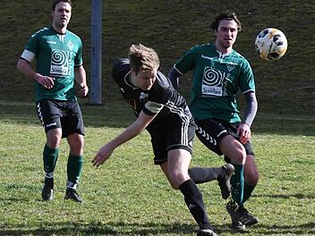 Ramsthals Kapitän Tim Danz (Mitte) trug zwar den Führungstreffer zum 2:1 gegen Schleerieth bei. Am Ende besiegte aber der Schweinfurter Kreisklassist den Rhöner Kreisligisten deutlich mit 5:2.  Foto: Hopf