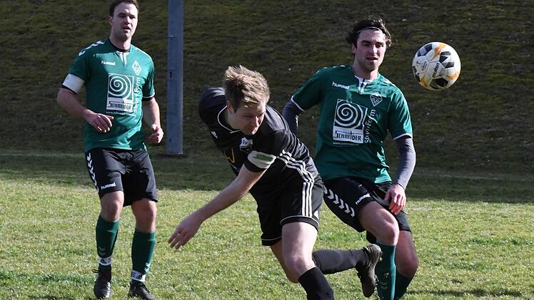 Ramsthals Kapitän Tim Danz (Mitte) trug zwar den Führungstreffer zum 2:1 gegen Schleerieth bei. Am Ende besiegte aber der Schweinfurter Kreisklassist den Rhöner Kreisligisten deutlich mit 5:2.  Foto: Hopf