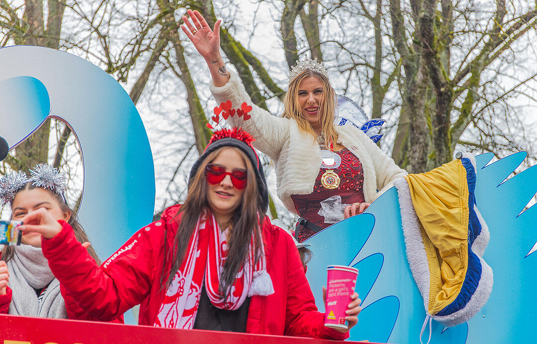 Buntes Faschingstreiben begeistert groß und klein.