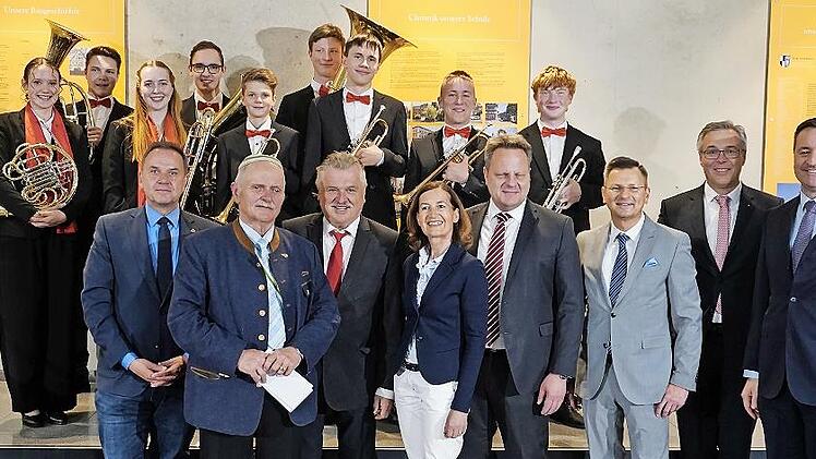 Gute Laune bei der Jubiläumsfeier (von links vorne): Alexander Battistella (Präsident Lions Club Kulmbach-Plassenburg), Werner Friedlein (Vorsitzender Fördererverband), Landrat Klaus Peter Söllner, Monika Hofmann (Vorsitzende Elternbeirat), Oberbü...