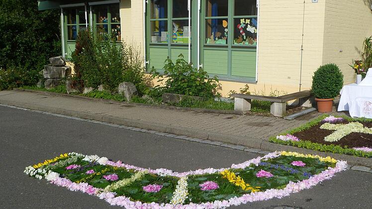 Aus üppig blühenden Gärten konnten die Gestalterinnen des Fronleichnamsaltars in Oberschleichach im vergangenen Jahr schöpfen. Die Planungen, zumindest mit wenig Blüten in diesem Jahr auszukommen, stehen, doch angesichts des Wetters rechnen die Frauen schon damit, dass die Prozession heute wohl eher nicht stattfindet. Foto: sw