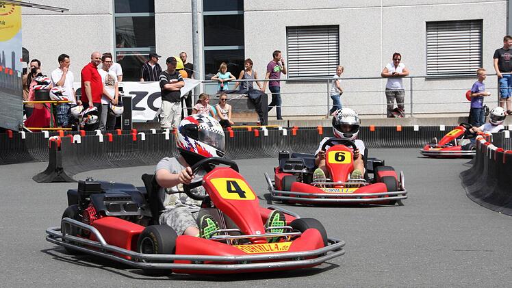 beim Go-Karts-Fahren...