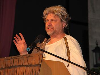 Büttenredner Peter Kuhn von der Faschingsgesellschaft "Schwarze Elf" aus Schweinfurt hält die Laudatio auf den neuen Preisträger René H. Pschierer aus Mainz. Im Gewand eines antiken Griechen hatte er vor drei Jahren selbst den Sonderorden in Empfang genommen. Foto: Stephan Stöckel