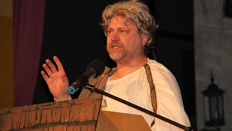 Büttenredner Peter Kuhn von der Faschingsgesellschaft "Schwarze Elf" aus Schweinfurt hält die Laudatio auf den neuen Preisträger René H. Pschierer aus Mainz. Im Gewand eines antiken Griechen hatte er vor drei Jahren selbst den Sonderorden in Empfang genommen. Foto: Stephan Stöckel