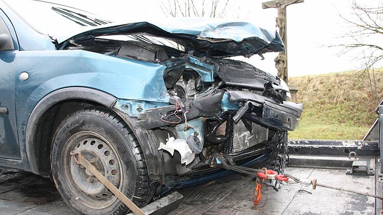 Der Opel Corsa wurde vor allem im Frontbereich beschädigt. Foto: Ralf Ruppert