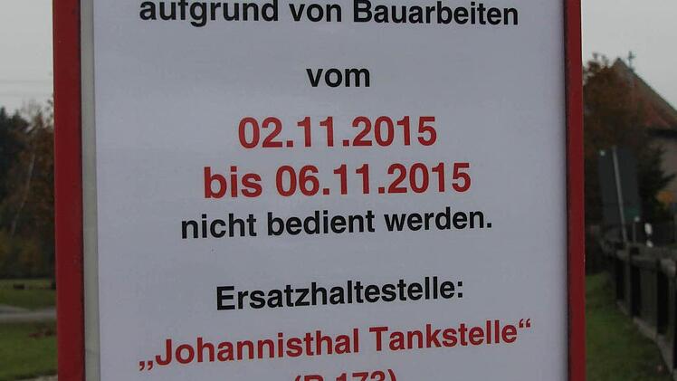 Ein Hinweisschild an der Bushaltestelle weist auf die Ersatzhaltestelle hin.