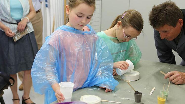Hannah und Sarah Schuberth fertigen Versteinerungen aus Gips an. Foto: Barbara Herbst