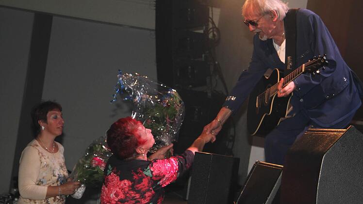 Die Fans machten "ihren" Amigos immer wieder Geschenke: Blumen, Plüschtiere - wie früher in der Hitparade. Foto: Sonny Adam