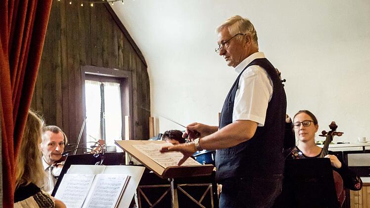 Der Musizierkreis Neustadt unter Leitung von Norbert Luche gestaltete seine Kaffeehausmusik in Meilschnitz. Foto: Jochen Berger