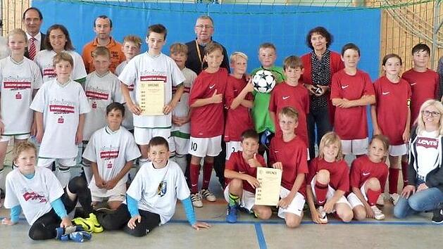 Unser Bild zeigt links die siegreichen Fu&szlig;baller aus Mainleus und rechts die knapp unterlegenen Thurnauer. Foto: Werner Rei&szlig;aus