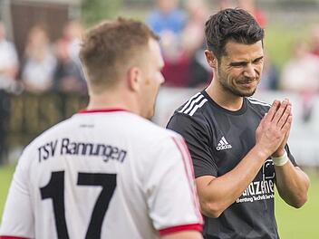Steinbach verkaufte sich am Donnerstag gegen den TSV Rannungen ordentlich, Benjamin Zdzieblo (r.) und seine Sportfreunde trauerten aber einigen vergebenen Torchancen nach.  Foto: Rene Ruprecht