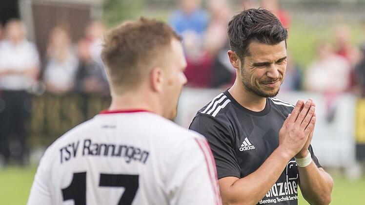 Steinbach verkaufte sich am Donnerstag gegen den TSV Rannungen ordentlich, Benjamin Zdzieblo (r.) und seine Sportfreunde trauerten aber einigen vergebenen Torchancen nach.  Foto: Rene Ruprecht
