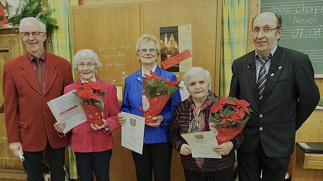 Hohe Ehrungen standen beim MGV Hammelburg an (von links):  1. Vorsitzender Klaus W&uuml;stner, Luise Possehl-M&uuml;ller (60 Jahre aktives Mitglied), Erika Tolle (40 Jahre) und Herma Kl&uuml;nspies, Siegfried Gottwald, Vorsitzender der S&auml;ngergruppe Bad Kissingen, im Auftrag des Fr&auml;nkischen S&auml;ngerbundes.  Foto: Bianca Volkert