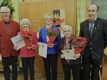 Hohe Ehrungen standen beim MGV Hammelburg an (von links):  1. Vorsitzender Klaus Wüstner, Luise Possehl-Müller (60 Jahre aktives Mitglied), Erika Tolle (40 Jahre) und Herma Klünspies, Siegfried Gottwald, Vorsitzender der Sängergruppe Bad Kissingen, im Auftrag des Fränkischen Sängerbundes.  Foto: Bianca Volkert