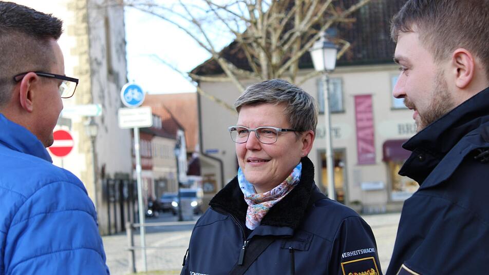 Steffi Hauck verstärkt seit 2018 die Sicherheitswacht in Haßfurt und gibt Ratsuchenden gerne Auskunft. Foto: Katja Müller