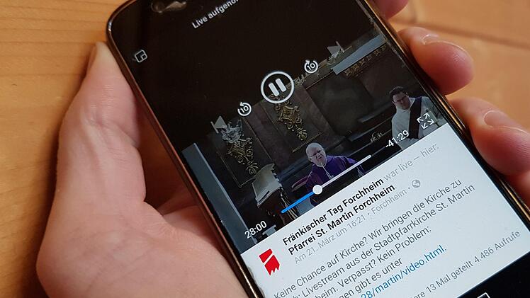 Auf der Facebookseite des FT Forchheim werden die Sonntagsgottesdienste aus der Stadtpfarrkirche St. Martin in Echtzeit übertragen.Foto: Stephan Großmann