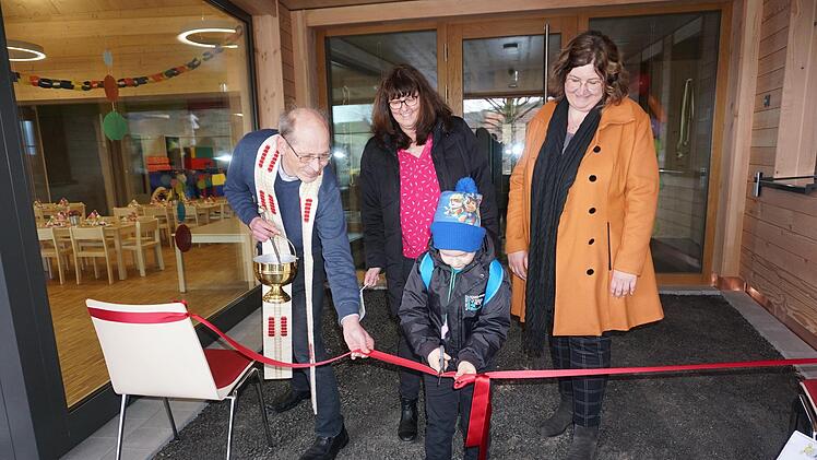 Das älteste Kindergartenkind durfte gemeinsam mit Pfarrer Hans Thurn, Kindergartenleiterin Claudia Lieb und Bürgermeisterin Katja Habersack das rote Band durchtrennen. Foto: Marion Eckert