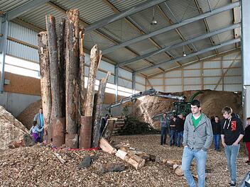 Vorführungen von Holzverarbeitung zogen im Unternehmen Muß viele Besucher an.  Fotos: Evi Seeger