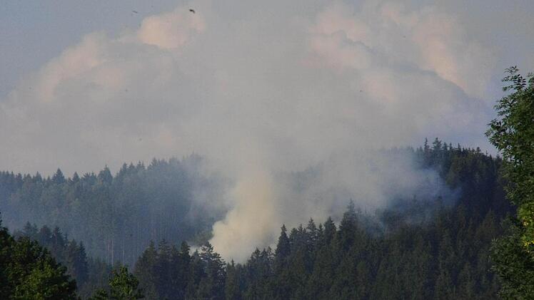 Wer am Mittwochabend von Zeyern nach Erlabrück gefahren ist, dem fiel von Weitem die Rauchsäule am bewaldeten Hang auf. Foto: Meißner