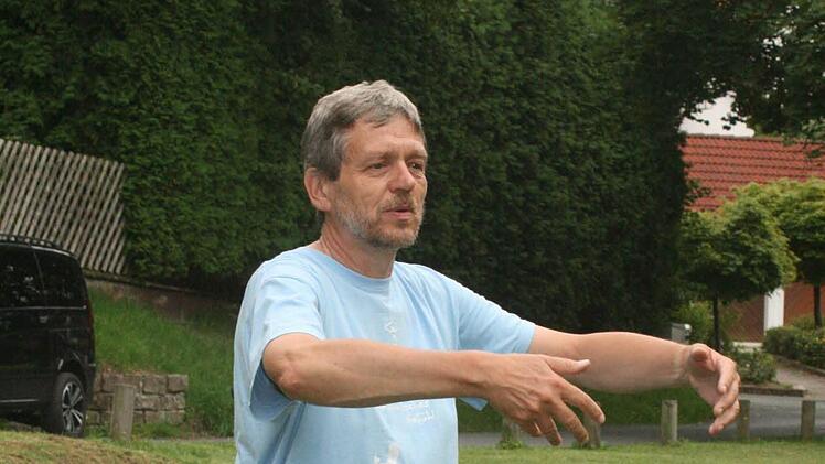 Ralf Jakob macht die Qi-Gong-Übungen vor und erläutert ihre Wirkung. Foto: D. Weiler