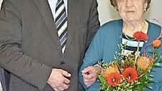 Bürgermeister Hans Pietz gratuliert Katharina (Kathi) Zwosta zum 80. Geburtstag. Foto: Karl-Heinz Hofmann