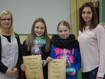 Von der Jury gratulierten Annemarie Rexroth (links) und Mehtap Meles (rechts) den beiden Siegerinnen des Vorlesewettbewerbes Michelle Krack (2.v.l.) und Kara Nietgen.  Foto: Hans-Elm-Schule